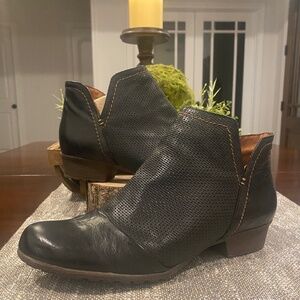 Cobb Hill Women‘s Gratasha V-Cut Boots